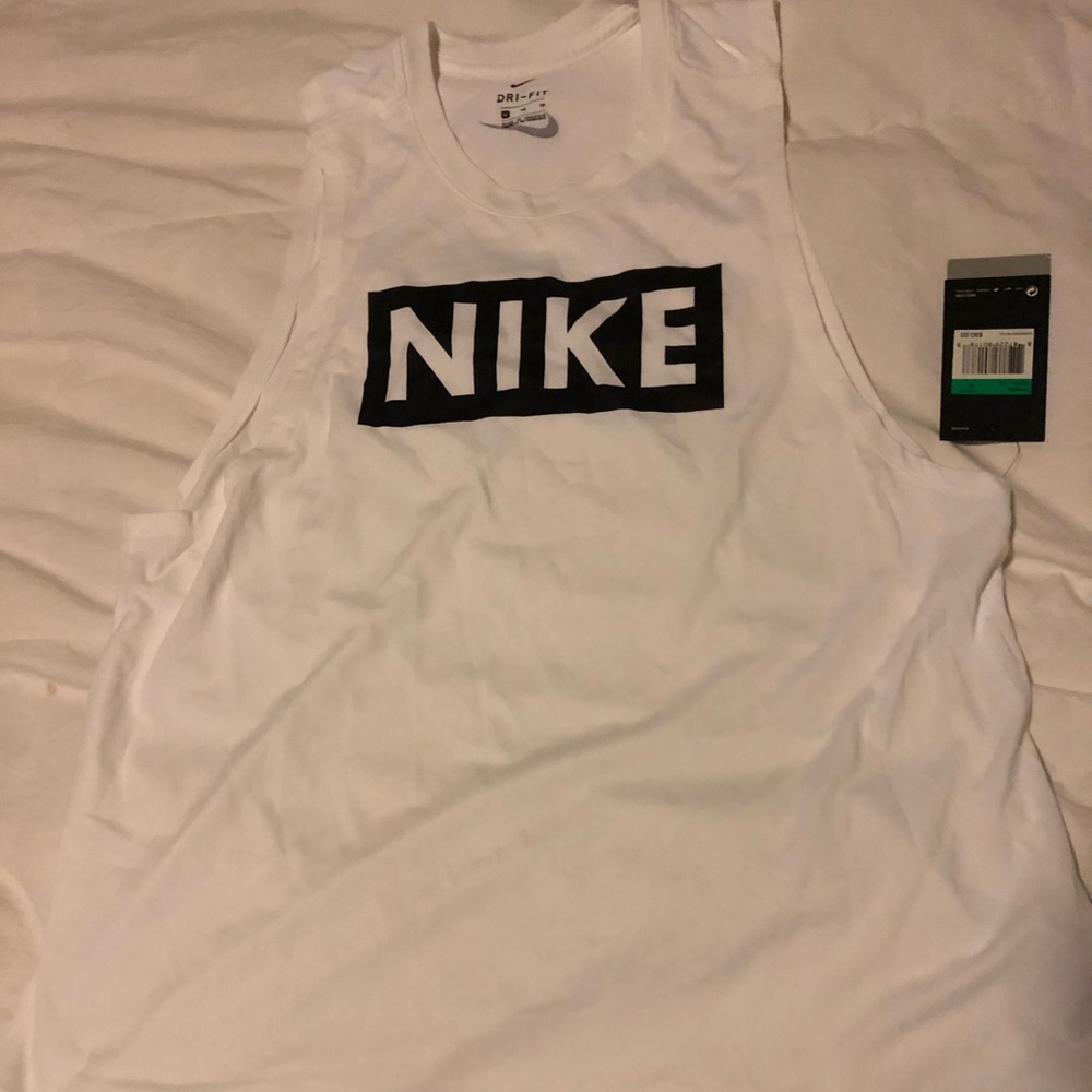 Nike women’s shirt size XL NWT